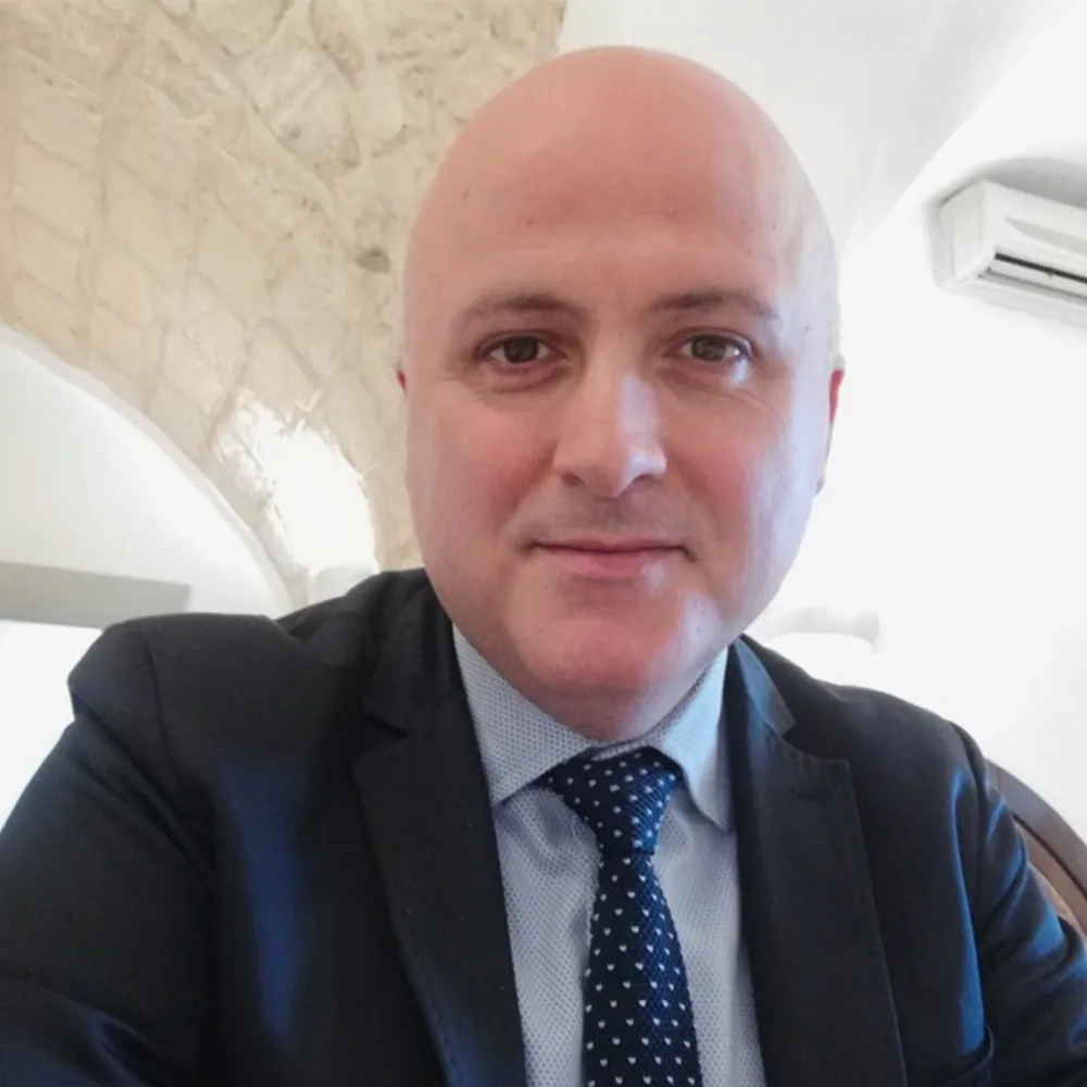 Renato Decarolis in giacca e cravatta